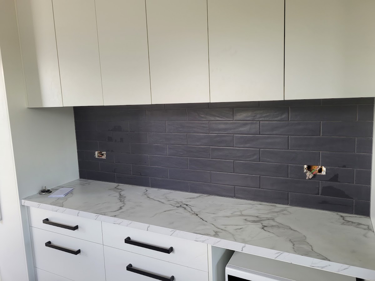 Charcoal graphite subway splashback with a marble-look benchtop