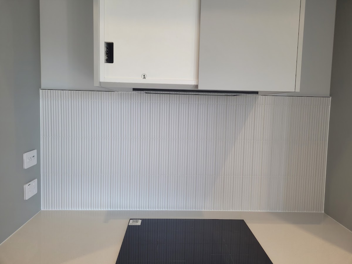 Fluted white vertical tile splashback