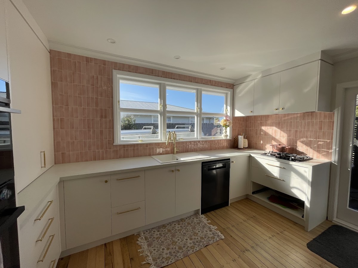 Blush zellige kitchen splashback with brass tapware, tiled by Summit Tiling in Hamilton